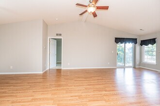 5681 Pine Aires Dr in Sterling Heights, MI - Building Photo - Building Photo