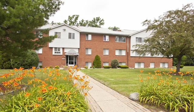 Metro Woods Apartments in Clinton Township, MI - Building Photo