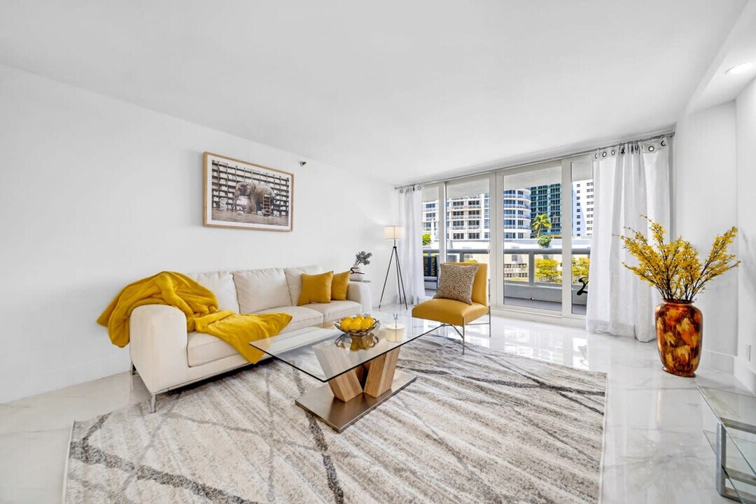 1717 N Bayshore Dr in Miami, FL - Building Photo