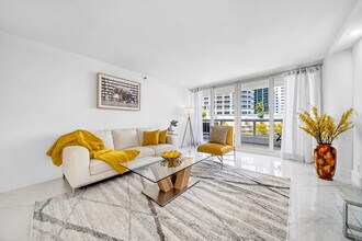1717 N Bayshore Dr in Miami, FL - Building Photo - Building Photo