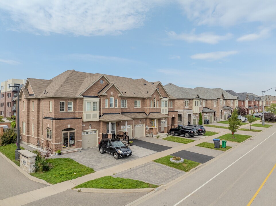 174 Sky Harbour Dr in Brampton, ON - Building Photo