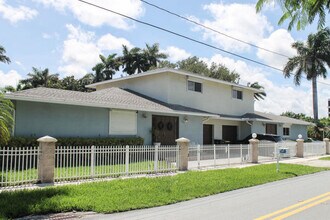 121 NE 3rd St-Unit -1-2 in Dania Beach, FL - Building Photo - Building Photo