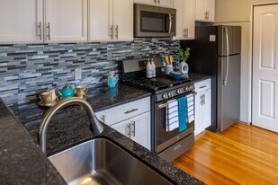 Hawthorne Apartments in Palo Alto, CA - Building Photo