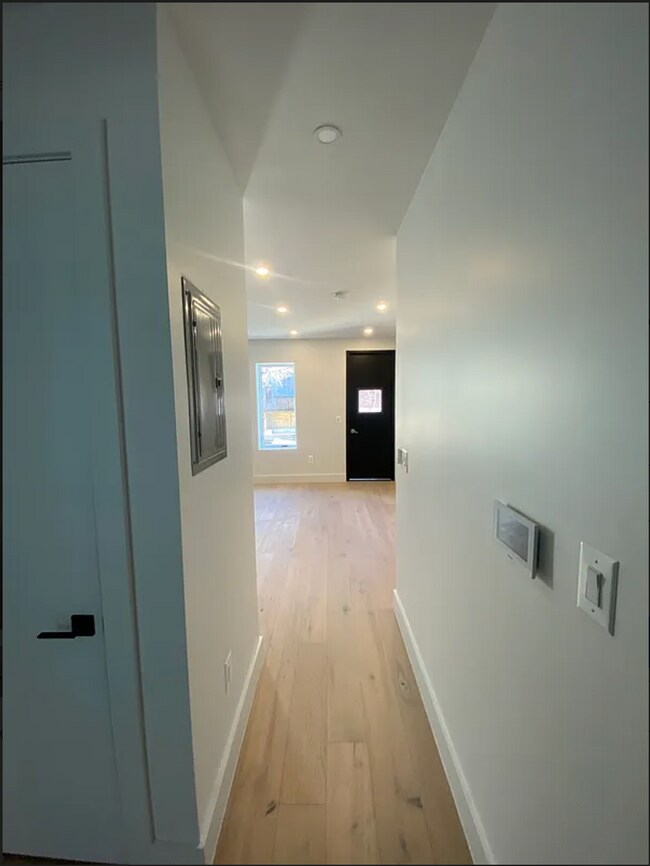 301 Van Brunt St, Unit Garden in Brooklyn, NY - Building Photo - Building Photo