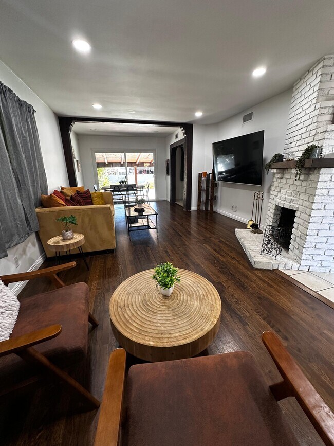 15732 Covello St in Los Angeles, CA - Building Photo - Building Photo