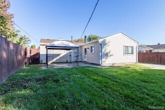 2202 Isabell Ave in Troy, MI - Foto de edificio - Building Photo