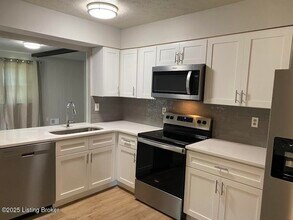 3010 Arjay Ln in Louisville, KY - Building Photo - Building Photo