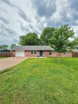 721 Dockery Ln in Fayetteville, AR - Building Photo