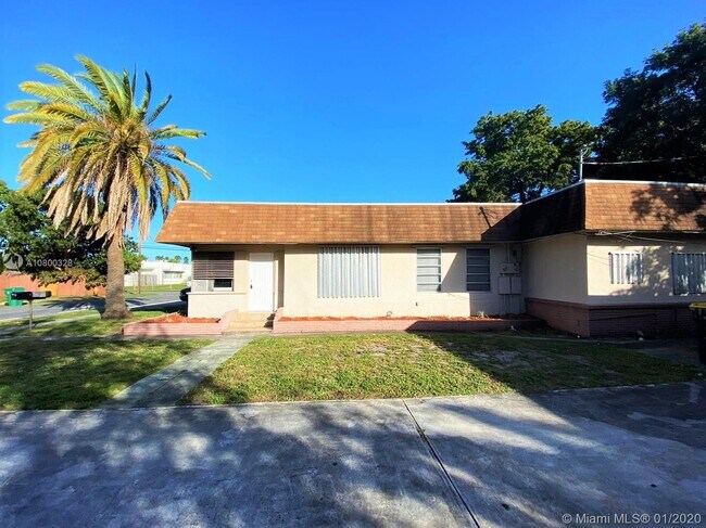 50 SE 13th St-Unit -1 in Dania Beach, FL - Building Photo - Building Photo