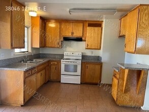 38046 12th St E in Palmdale, CA - Building Photo - Building Photo