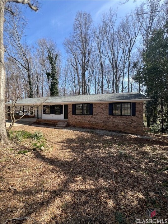 1051 Crooked Creek Rd in Watkinsville, GA - Building Photo