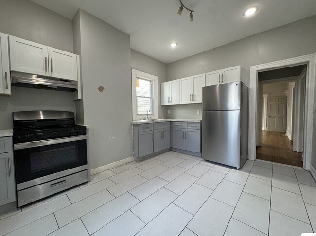 33 Lexington Ave, Unit 2