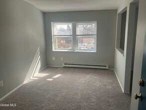 82 Circular St in Saratoga Springs, NY - Building Photo - Building Photo