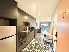 201 Academy Dr in Austin, TX - Building Photo