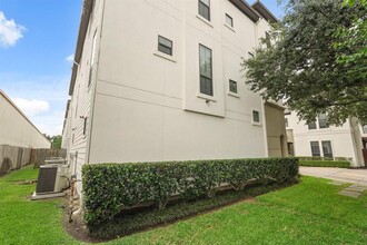 3101 Fairdale Oaks E in Houston, TX - Building Photo - Building Photo