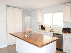 1002 E Platinum Way in Sandy, UT - Building Photo - Building Photo