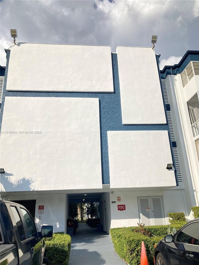 9159 SW 77th Ave in Miami, FL - Foto de edificio - Building Photo