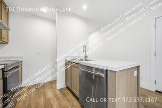 201 Dogwood Path Ln in Hendersonville, NC - Building Photo - Building Photo