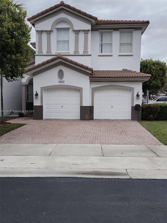 8465 NW 108th Path in Doral, FL - Foto de edificio