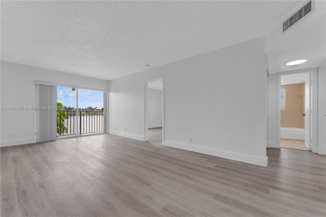 8560 N Sherman Cir in Miramar, FL - Building Photo