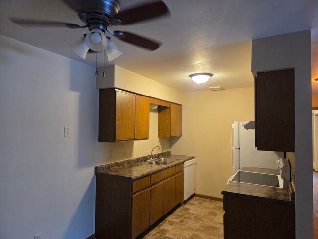 1925 Sylvan Way in West Bend, WI - Building Photo - Building Photo