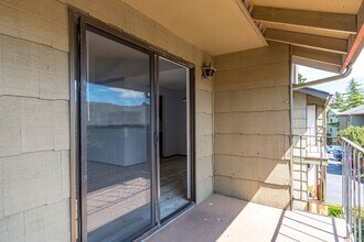 270 SE Barrington Dr in Oak Harbor, WA - Building Photo - Building Photo