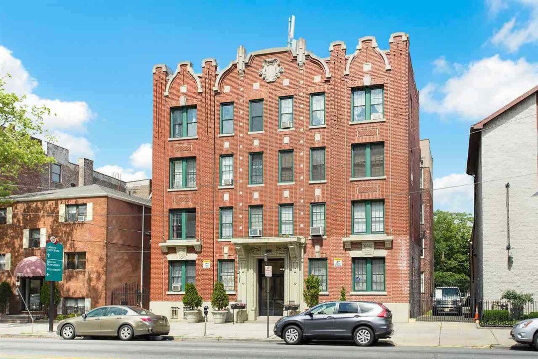 2677 John F. Kennedy Blvd-Unit -14 in Jersey City, NJ - Building Photo