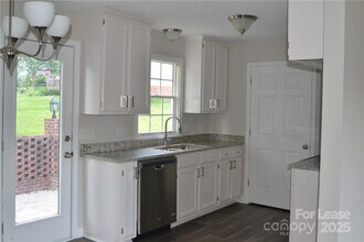 1006 Atherstone St NW in Conover, NC - Building Photo - Building Photo