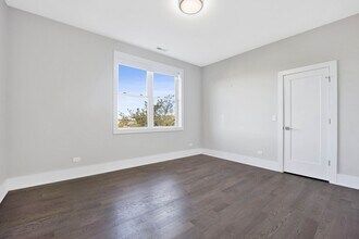 562 W 18th St in Chicago, IL - Building Photo - Building Photo