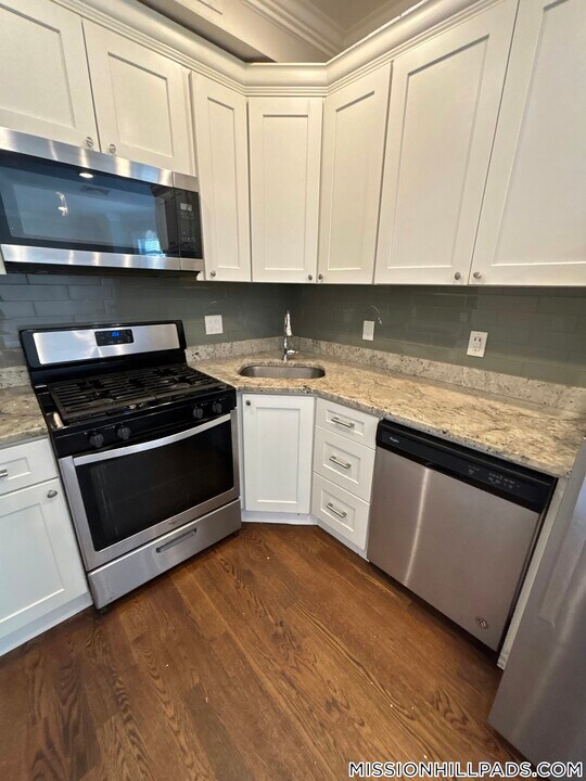 19 Perrin St in Boston, MA - Building Photo