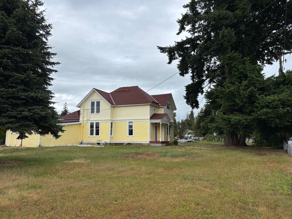 345 SE Church St in Sublimity, OR - Foto de edificio