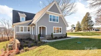 707 Cornelius Rd in Mooresville, NC - Building Photo