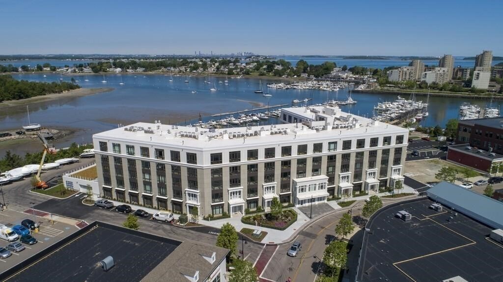 10 Shipyard Dr in Hingham, MA - Foto de edificio