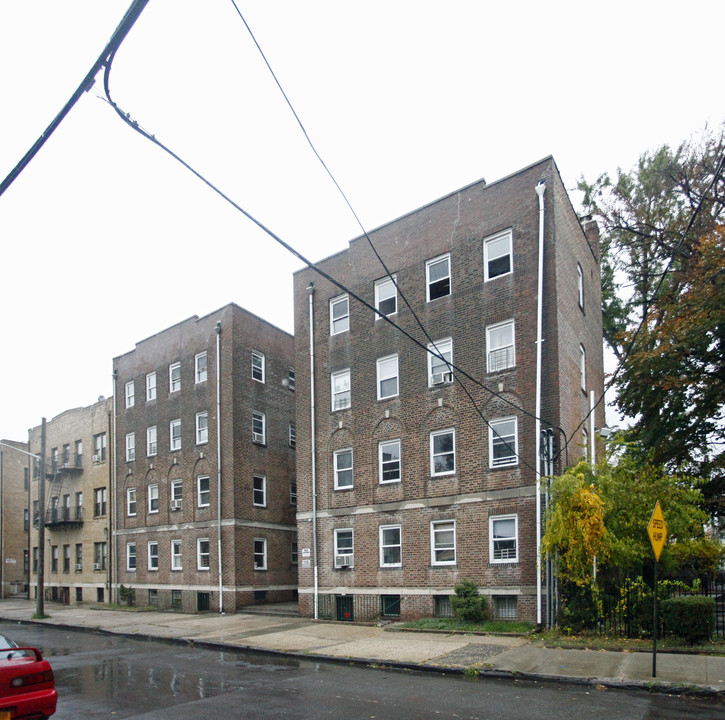 Vernon Court in Mount Vernon, NY - Building Photo