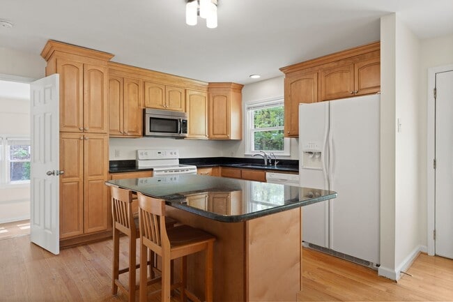 708 Tinkerbell Rd in Chapel Hill, NC - Building Photo - Building Photo