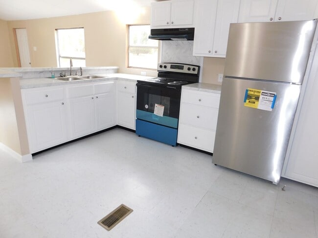 10631 Bostic Rd in Laurinburg, NC - Building Photo - Building Photo