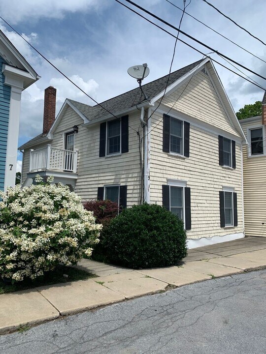 9 Washington Ave in Millbrook, NY - Building Photo