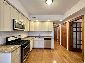 3050 N Milwaukee Ave, Unit 3C in Chicago, IL - Foto de edificio - Building Photo