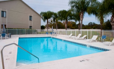 2045 Hunters Glen Dr in Dunedin, FL - Foto de edificio - Building Photo