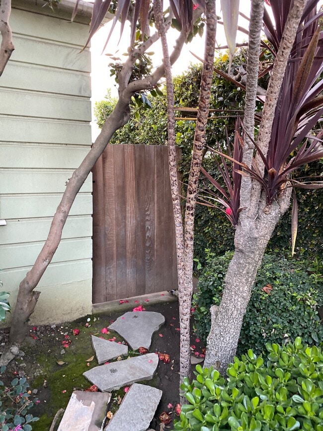 2571 S Bundy Dr, Unit 2571 in Los Angeles, CA - Building Photo - Building Photo