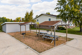 Village Apartments (St. Pt.) in Stevens Point, WI - Foto de edificio - Other