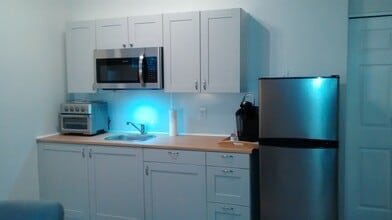 68825 E Fairway Ave, Unit 68825 E fairway Ave in Welches, OR - Building Photo - Building Photo