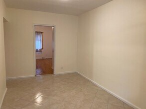 75-03-7198 198th St, Unit 1st FL and basement in Queens, NY - Foto de edificio - Building Photo