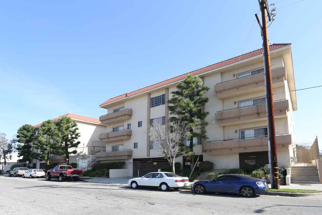 Villa Royale Apartments in Canoga Park, CA - Building Photo