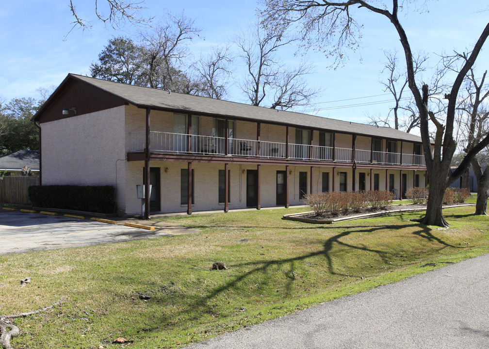 122 N Iowa Ave in League City, TX - Building Photo