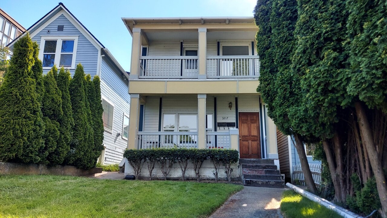 3217 Hoyt Ave-Unit -Unit B in Everett, WA - Foto de edificio