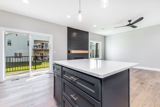 1370 Autumn Ridge Ln in Dubuque, IA - Foto de edificio - Building Photo