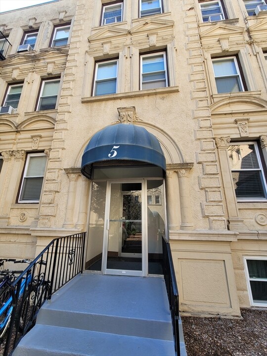 1865 Beacon St, Unit #5-2 in Brookline, MA - Foto de edificio