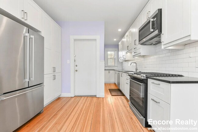 87 Browne St, Unit 1 in Brookline, MA - Foto de edificio - Building Photo