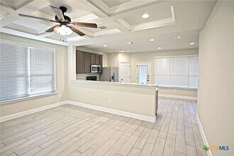 1661 Barrett Ave in Canyon Lake, TX - Foto de edificio - Building Photo